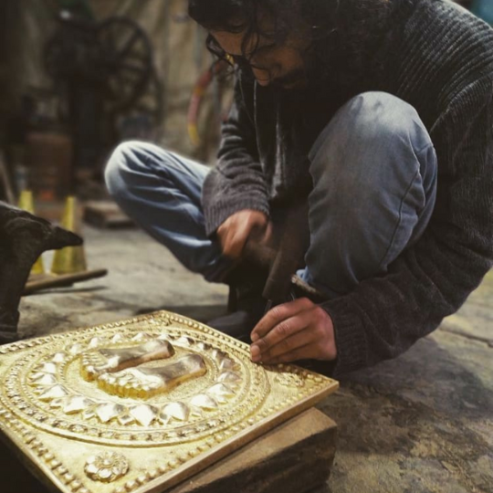 Apneehatti Chamba Thaal with Small Ransingha – Authentic Himachali Brass Metal Handicraft Décor